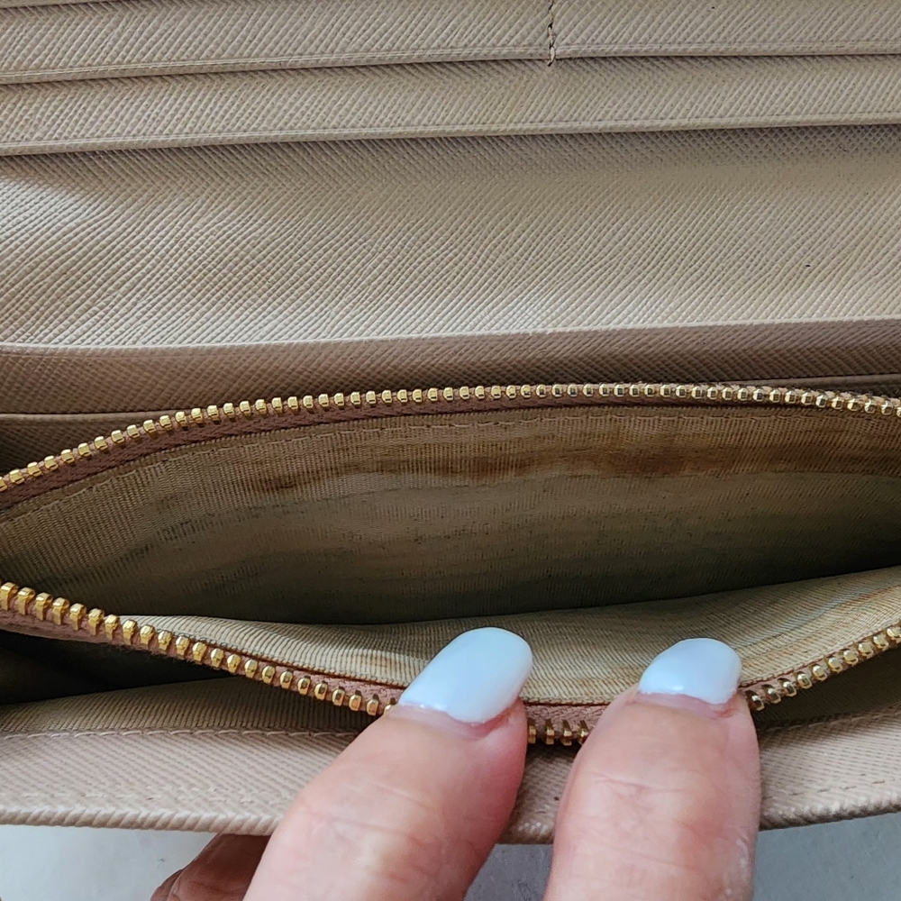 Prada Wallet - Picture 8 of 9